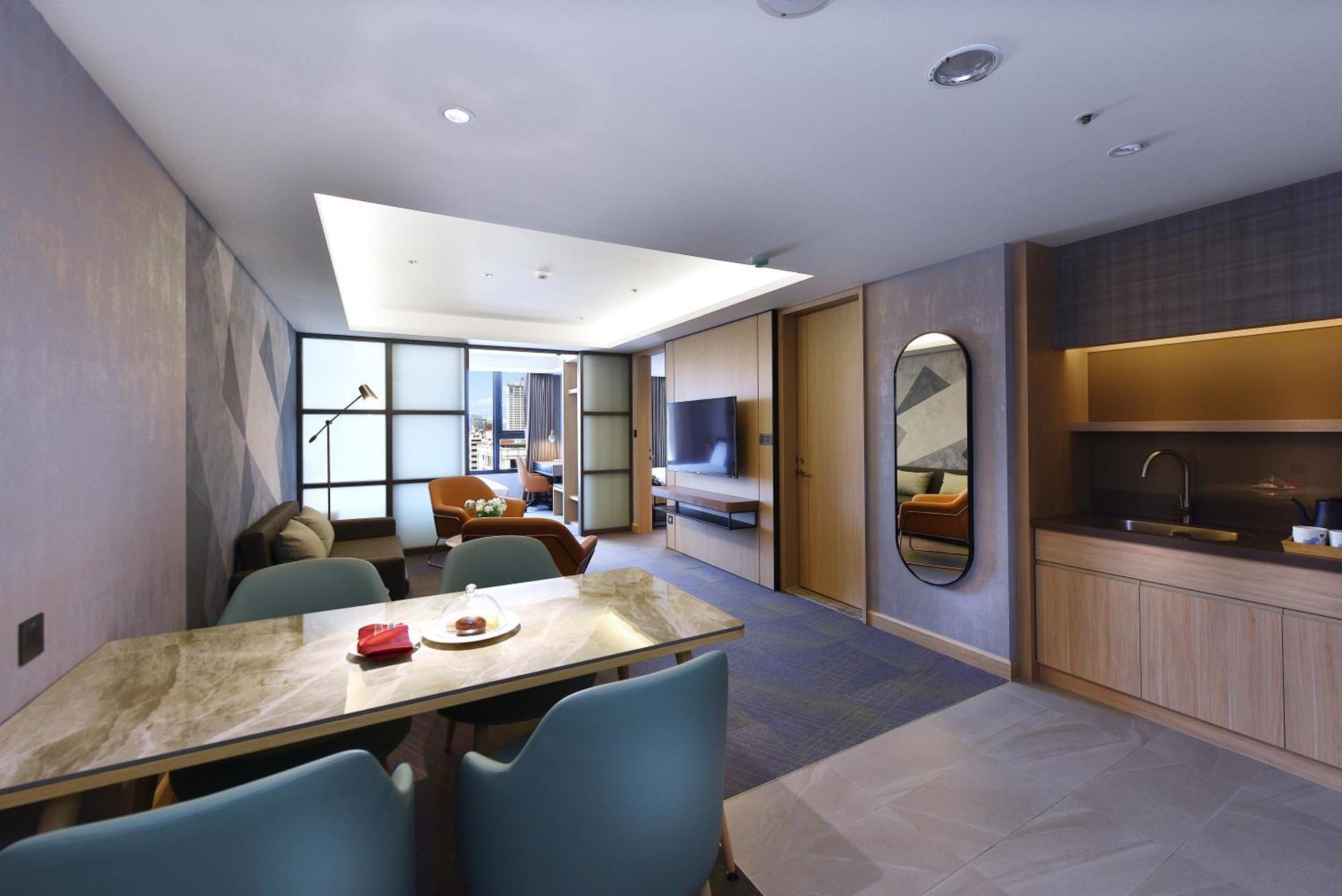 Fullon Poshtel - Kaohsiung Hotel Bagian luar foto