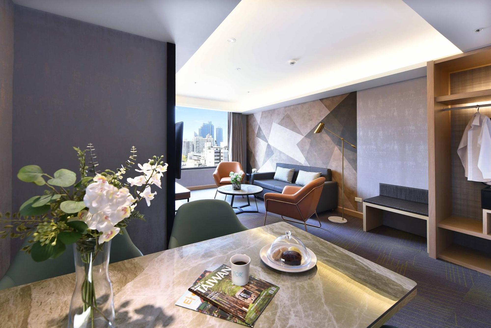 Fullon Poshtel - Kaohsiung Hotel Bagian luar foto